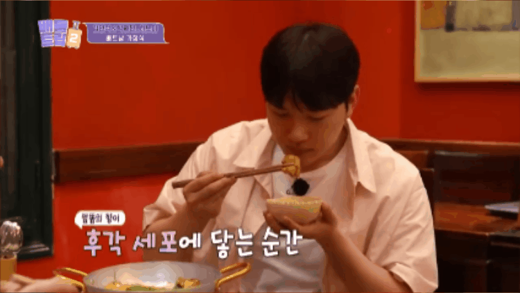 Nam du khách Hàn Quốc ho khi ngửi mùi mắm tôm chấm chả cá Hà Nội. Ảnh chụp màn hình