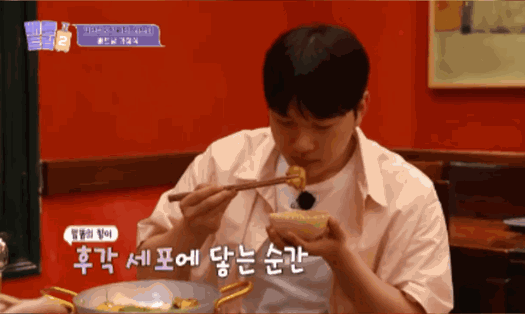 Nam du khách Hàn Quốc ho khi ngửi mùi mắm tôm chấm chả cá Hà Nội. Ảnh chụp màn hình