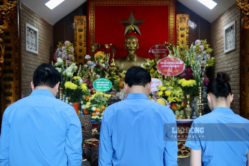 The Labor Federation of Thai Nguyen province expressed its respect and gratitude to President Ho Chi Minh and the heroic martyrs.