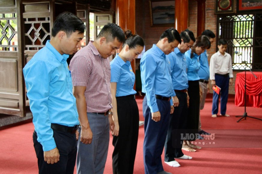 La Federation du travail de la province de Thai Nguyen offre un bouquet de remerciement aux heros martyrs au site national du 27 juillet. Photo : Viet Bac