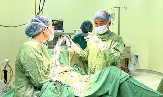 BS.CKII TQV và cộng sự thực hiện thủ thuật tại bệnh viện 199. Ảnh: Sông Hàn