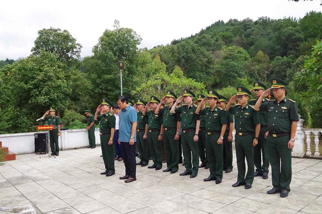 Dâng hương tưởng niệm các anh hùng liệt sĩ nơi biên giới