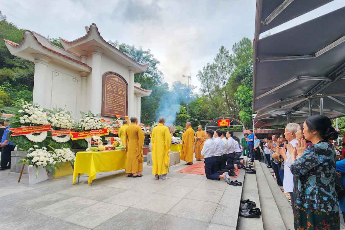 Lễ cầu siêu trong ngày giỗ. Ảnh: Trần Tuấn.