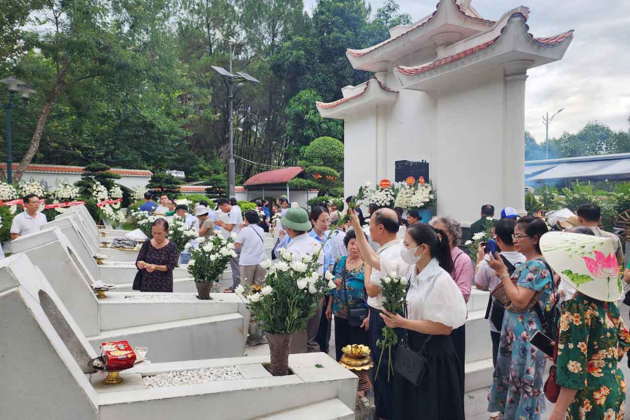 Người dân, du khách dâng hoa, dâng hương lên phần mộ 10 nữ TNXP Ngã ba Đồng Lộc trong ngày giỗ lần thứ 56 của các chị. Ảnh: Trần Tuấn.
