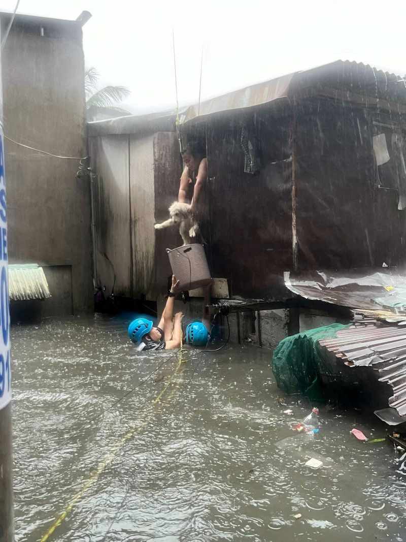 Ngập sâu ở Metro Manila. Ảnh: Cơ quan quản lý và giảm thiểu rủi ro thiên tai Manila