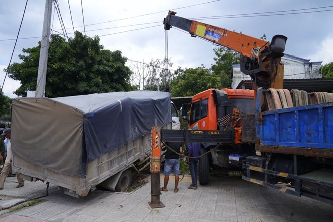 Va chạm xe máy, xe tải đẩy theo nạn nhân tông sập tường rào