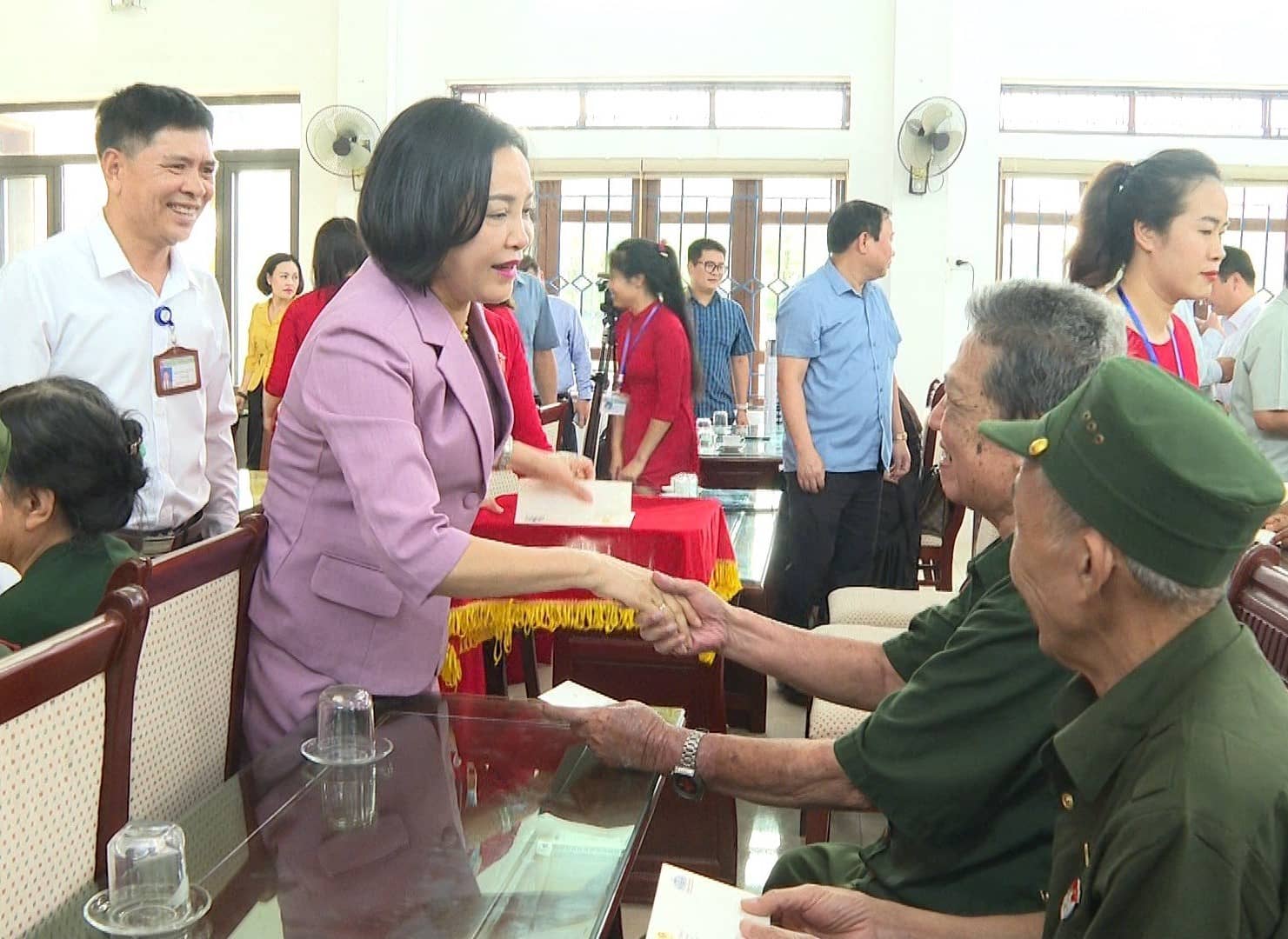 thăm hỏi, động viên các thương bệnh binh tại Ảnh: Nguyễn Trường