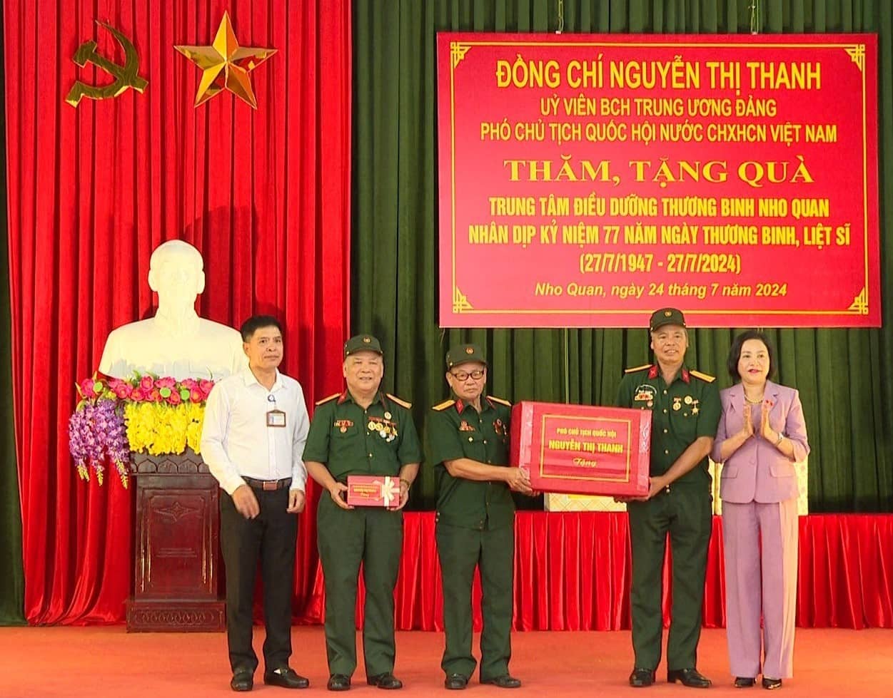 Phó Chủ tịch Quốc hội Nguyễn Thị Thanh tặng quà cho các thương bệnh binh tại Trung tâm Điều dưỡng Thương binh Nho Quan (Ninh Bình). Ảnh: Nguyễn Trường