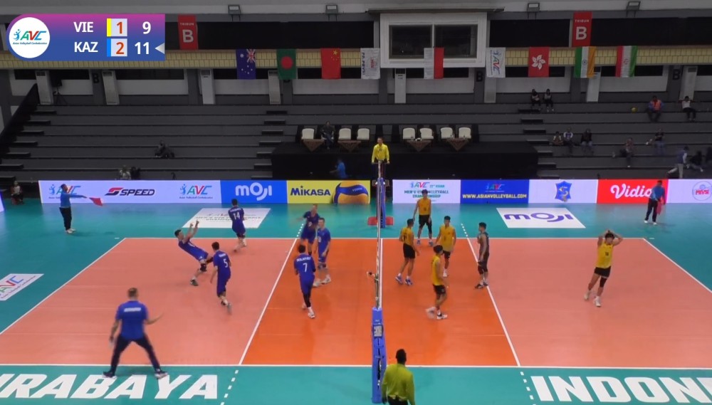 U20 Viet Nam de U20 Kazakhstan dan truoc o set 4 rat quan trong. Anh: Cat tu video