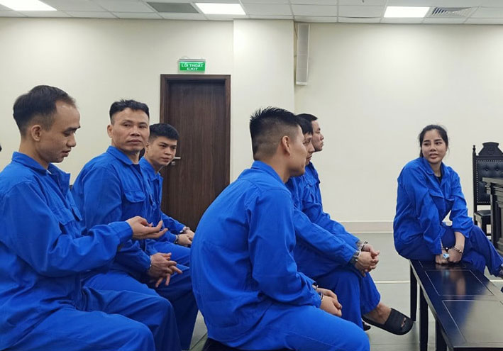 Các bị cáo trong vụ án đâm cán bộ công an phường. Ảnh: Quang Việt