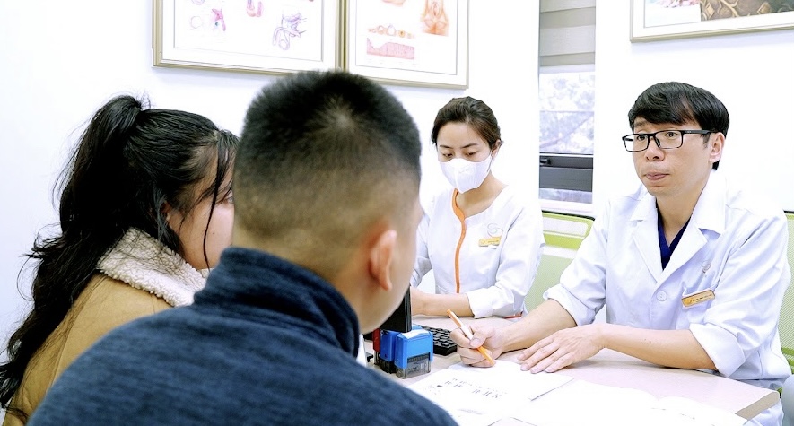 Master, Doctor Dinh Huu Viet, Head of the Department of Andrology examined and advised the teacher couple. Photo: BVCC