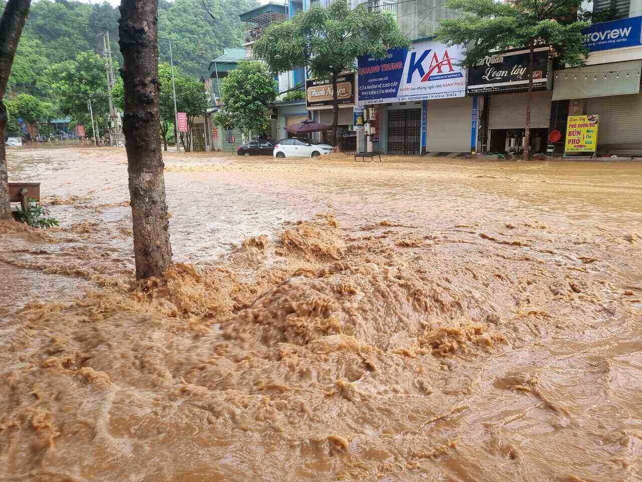 Heavy rain caused many roads in Son La city to be submerged in water. Photo: Minh Nguyen