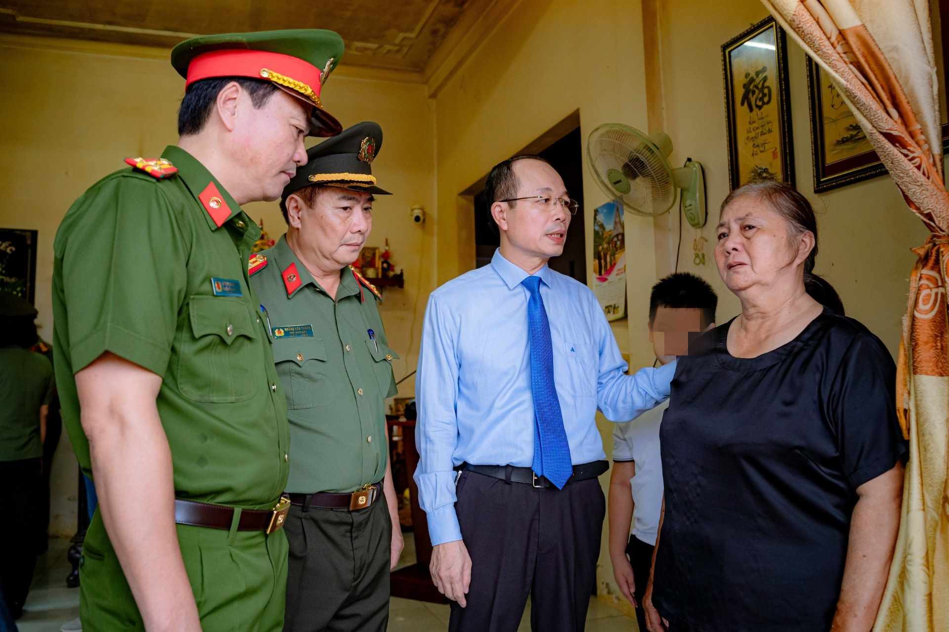 Leaders of Thua Thien Hue province and provincial police encouraged Lieutenant Colonel Tran Duy Hung's family. Photo: Tran Hong.