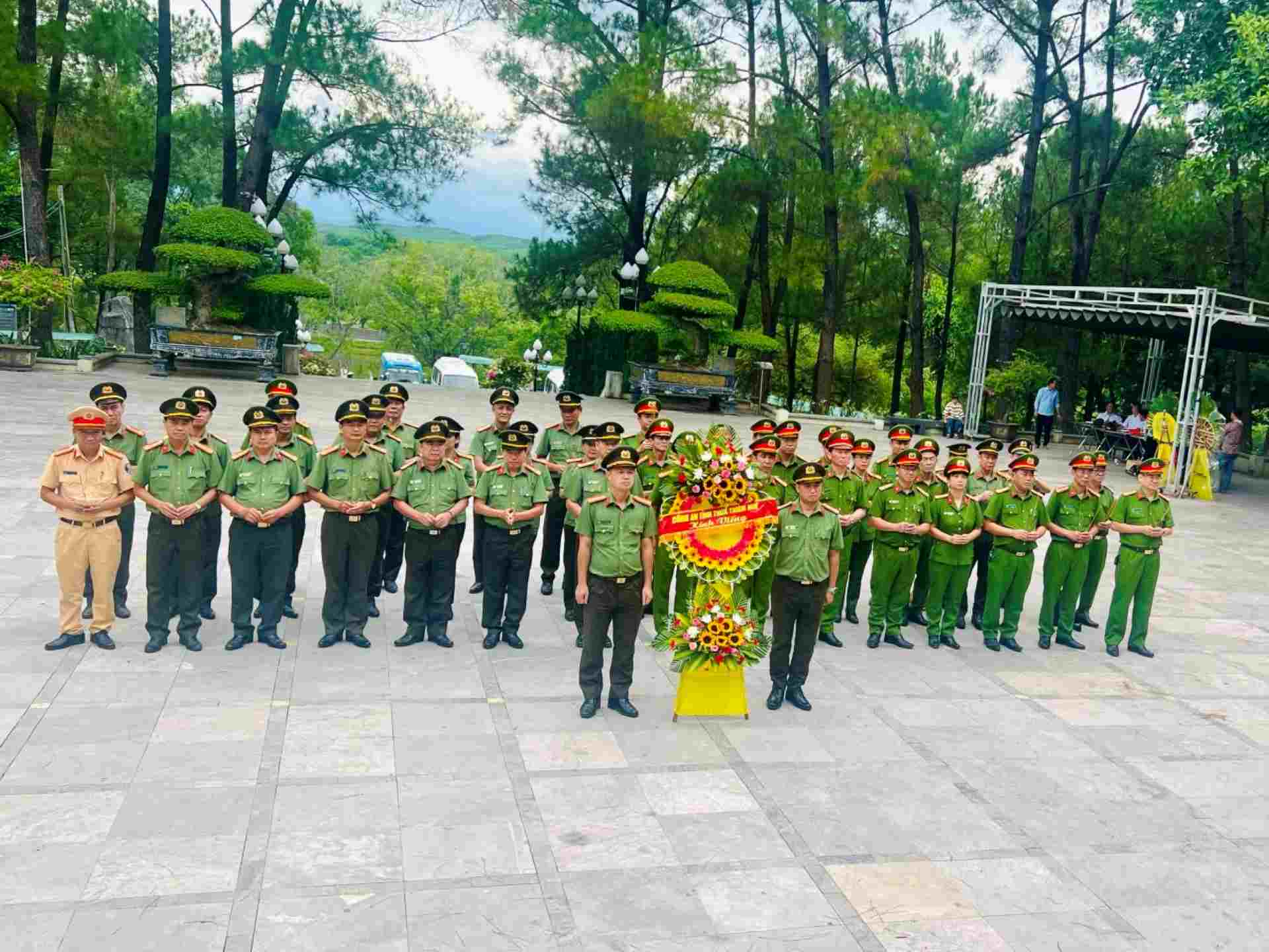 Đoàn công tác Công an Thừa Thiên Huế tri ân các anh hùng liệt sĩ ở Nghĩa trang Quốc gia Trường Sơn. Ảnh: Trần Hồng.