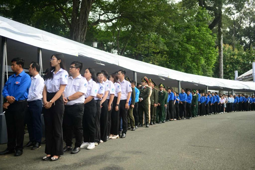 Phía bên ngoài Hội trường Thống Nhất, dòng người xếp hàng dài chờ vào viếng Tổng Bí thư Nguyễn Phú Trọng. Ảnh: Anh Tú