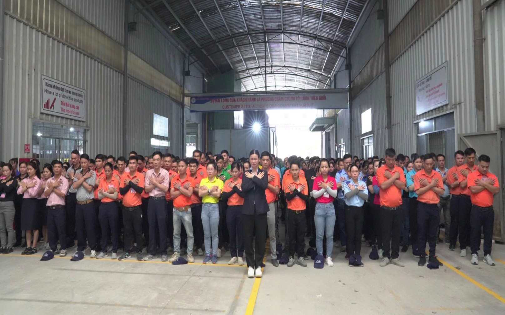 Workers of Italy - Asia Door Industry Company Limited commemorate General Secretary Nguyen Phu Trong. Photo: Provided by CDCS