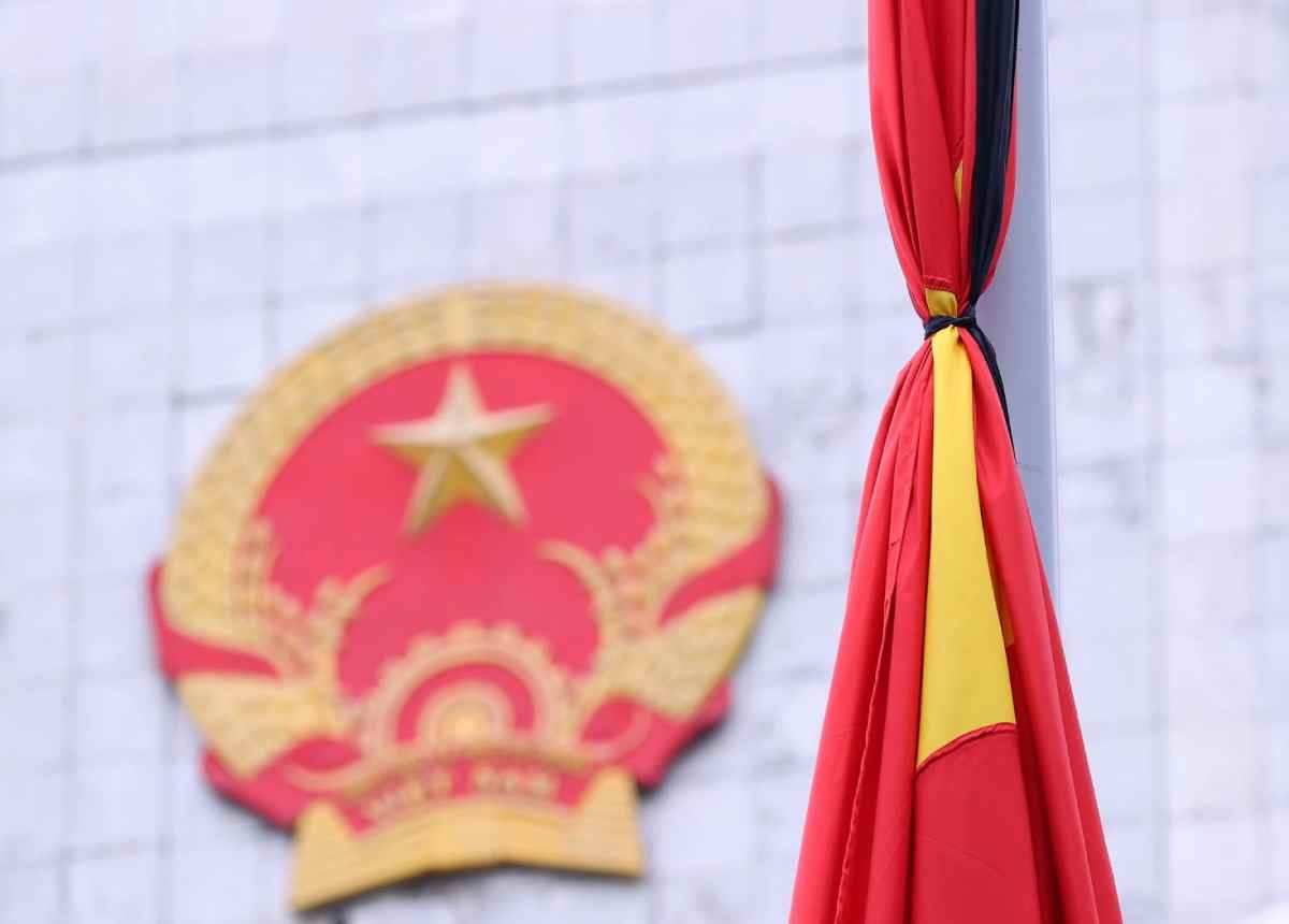 Ủy ban Nhân dân thành phố Hà Nội treo cờ rủ tưởng nhớ Tổng Bí thư Nguyễn Phú Trọng. Ảnh: TTXVN