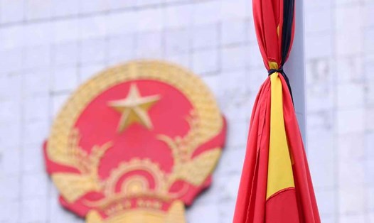 Ủy ban Nhân dân thành phố Hà Nội treo cờ rủ tưởng nhớ Tổng Bí thư Nguyễn Phú Trọng. Ảnh: TTXVN