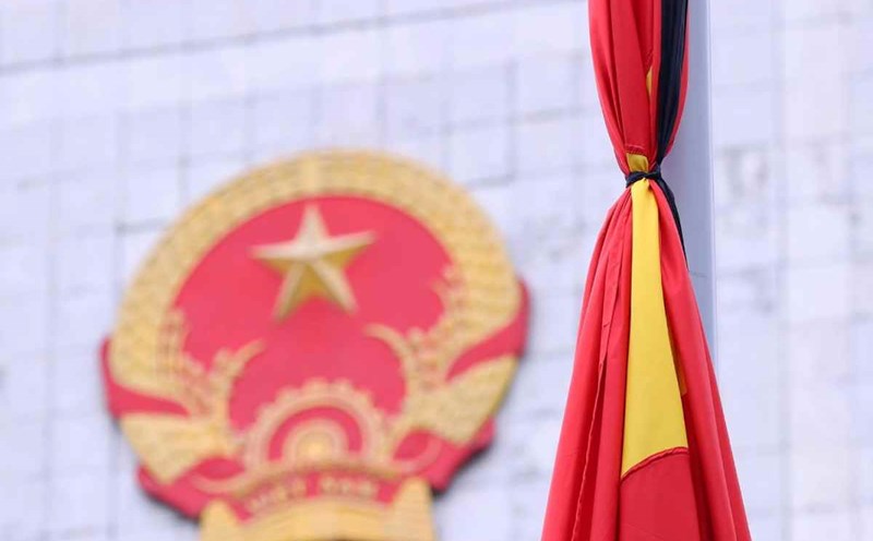 Ủy ban Nhân dân thành phố Hà Nội treo cờ rủ tưởng nhớ Tổng Bí thư Nguyễn Phú Trọng. Ảnh: TTXVN