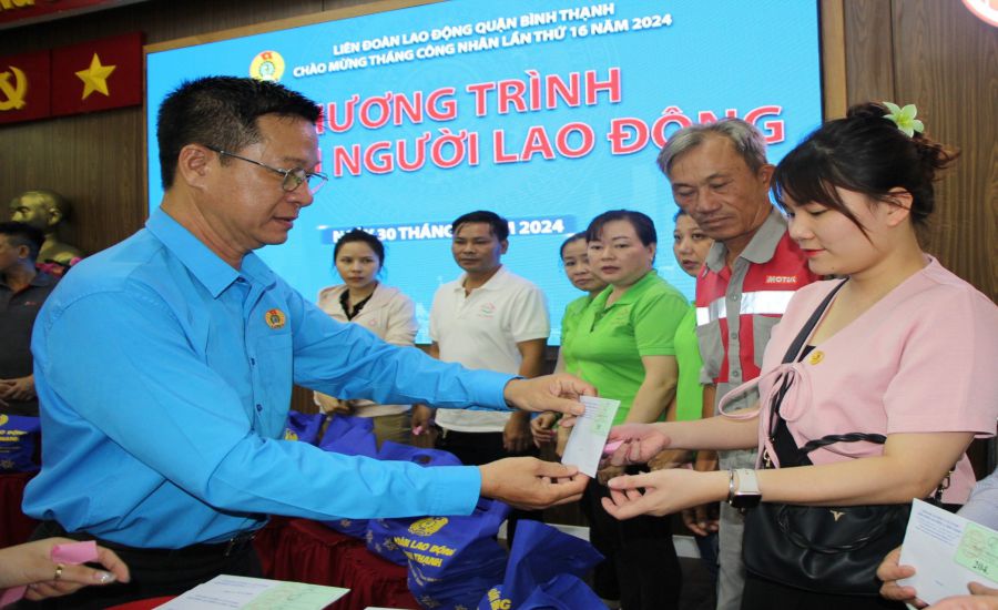 Ông Cao Hồng Hà (bìa trái) tặng quà cho đoàn viên, người lao động có hoàn cảnh khó khăn. Ảnh: Nam Dương