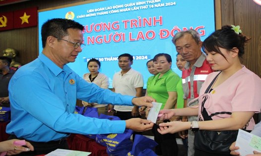 Ông Cao Hồng Hà (bìa trái) tặng quà cho đoàn viên, người lao động có hoàn cảnh khó khăn. Ảnh: Nam Dương