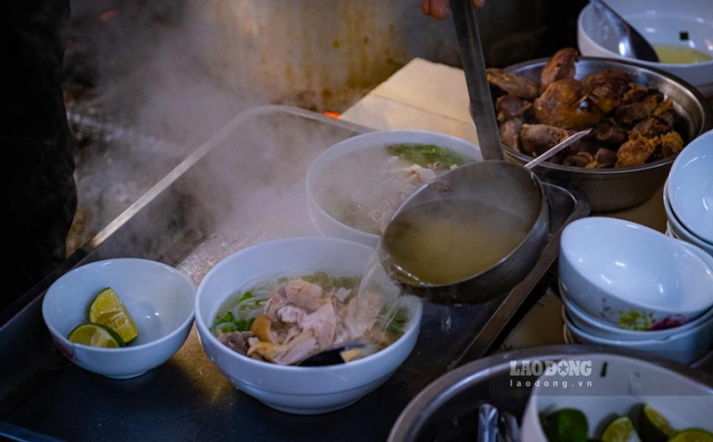 Phở gà Hà Nội. Ảnh: Hiệp Phạm