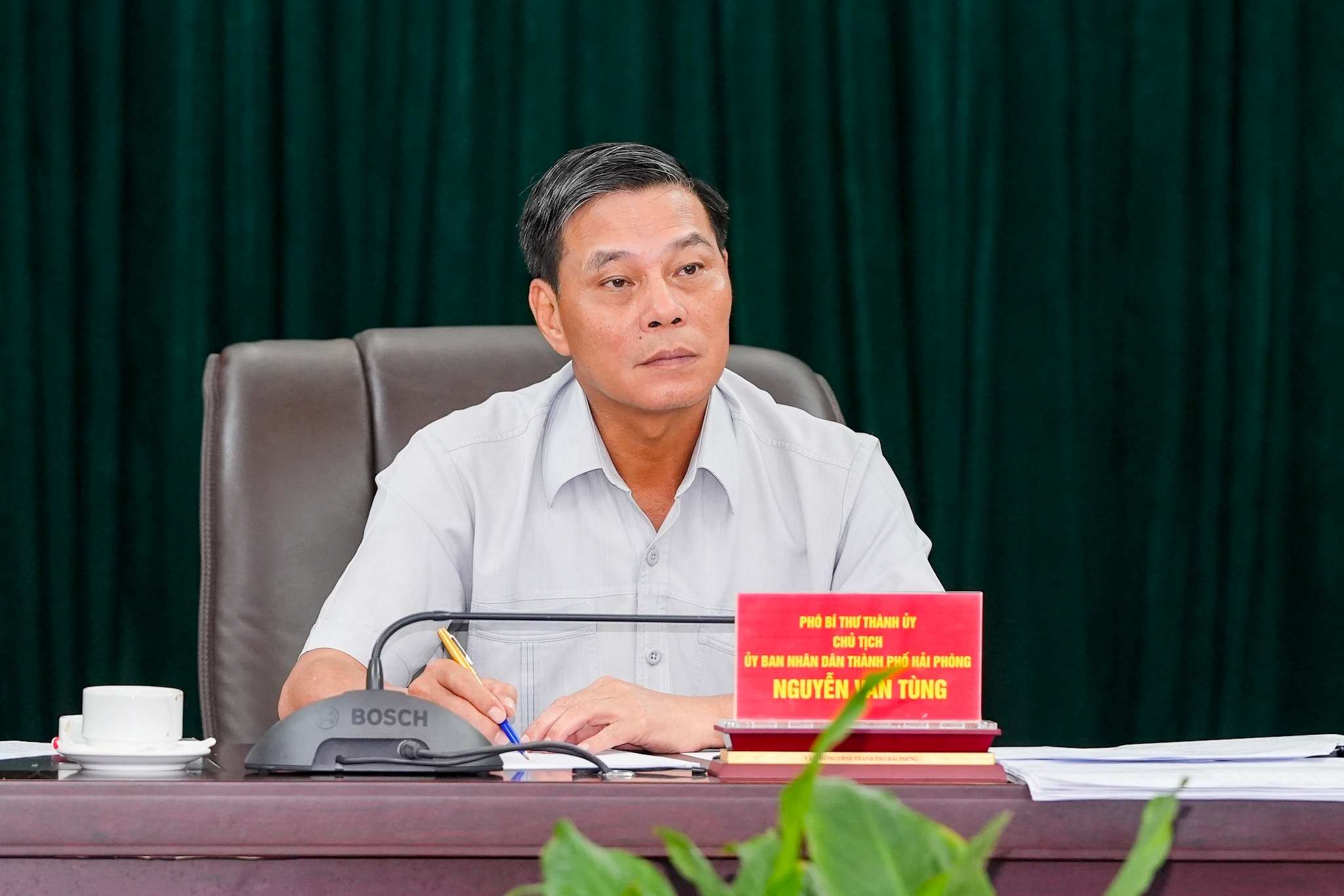 Chủ tịch UBND thành phố Nguyễn Văn Tùng chỉ đạo tháo gỡ vướng mắc người dân mua, thuê nhà ở xã hội. Ảnh: Cổng TTĐT Hải Phòng