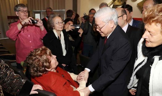 Ngày 26.3.2018, nhân chuyến thăm chính thức Cộng hòa Pháp, Tổng Bí thư Nguyễn Phú Trọng gặp bà Raymonde Dien - đảng viên Đảng Cộng sản Pháp, một biểu tượng của tinh thần chống cuộc chiến phi nghĩa do thực dân Pháp tiến hành ở Việt Nam. Ảnh: TTXVN