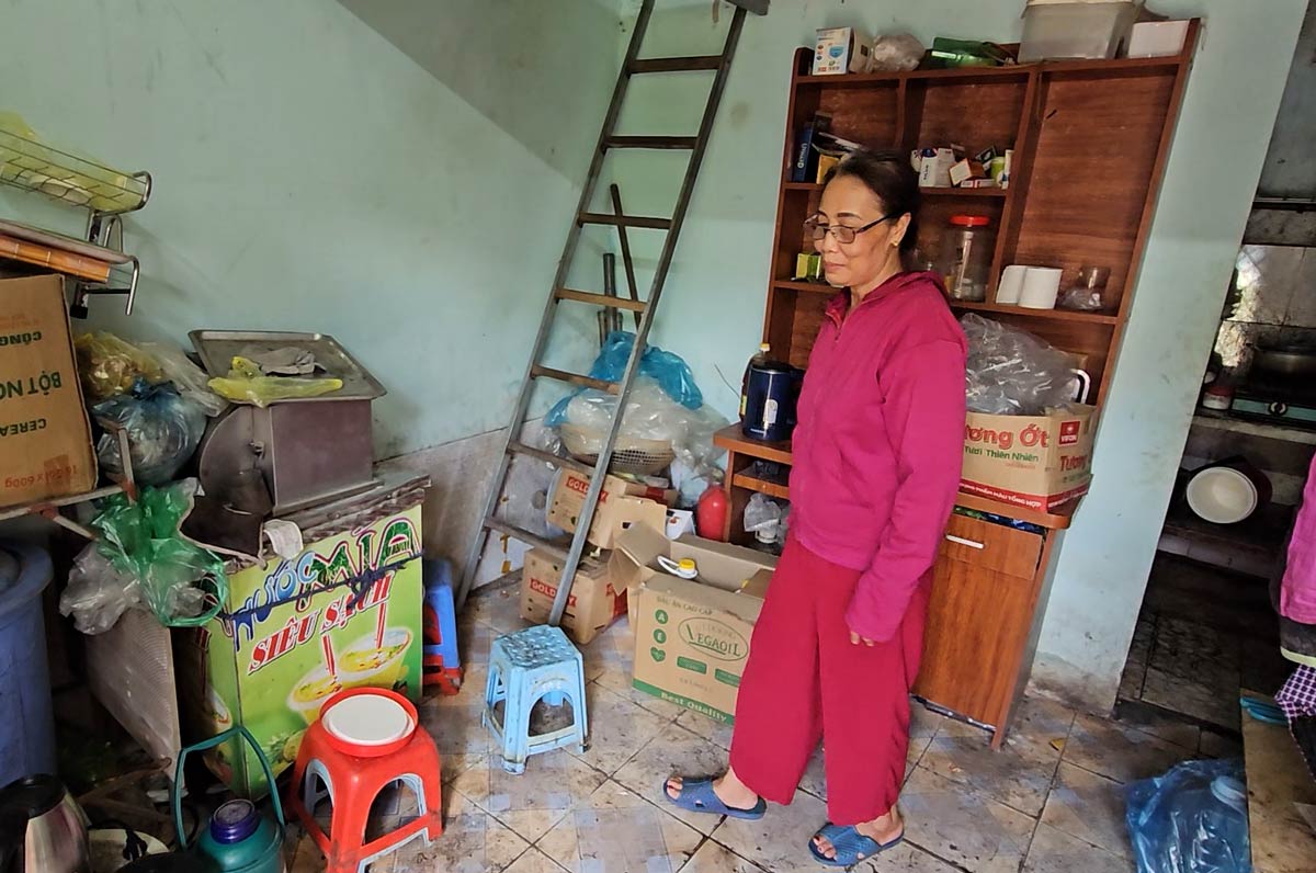 Bà Vũ Thị Nguyên (64 tuổi), là 1/15 hộ dân vùng sạt lở tại tổ 6, khu 3B, phường Giếng Đáy, TP Hạ Long, tỉnh Quảng Ninh cùng gia đình ở nhà trọ đã gần 2 năm. Ảnh: Đoàn Hưng