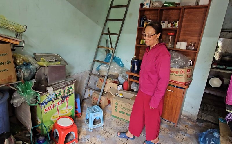 Bà Vũ Thị Nguyên (64 tuổi), là 1/15 hộ dân vùng sạt lở tại tổ 6, khu 3B, phường Giếng Đáy, TP Hạ Long, tỉnh Quảng Ninh cùng gia đình ở nhà trọ đã gần 2 năm. Ảnh: Đoàn Hưng