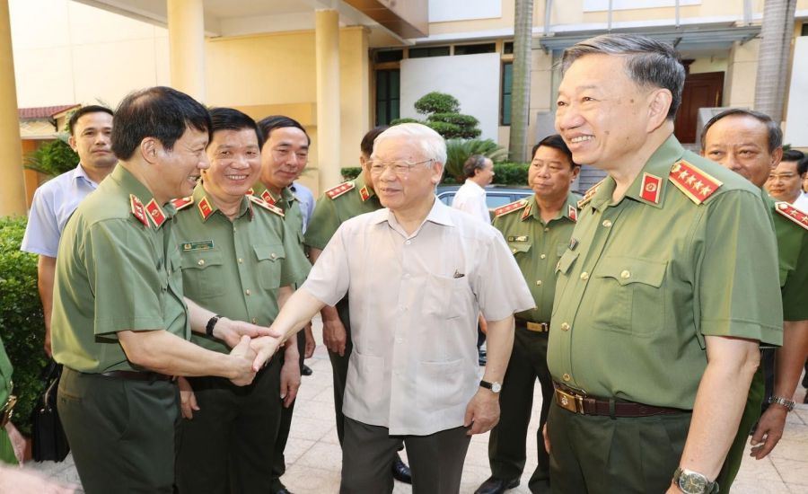 Tổng Bí thư Nguyễn Phú Trọng với các đồng chí trong Đảng ủy Công an Trung ương tại Hội nghị Đảng ủy Công an Trung ương 6 tháng đầu năm 2020. Ảnh: Bộ Công an