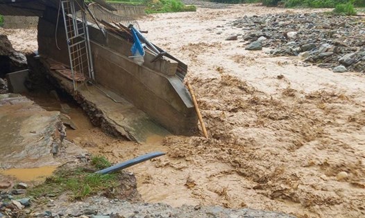 Mưa lũ, lũ lớn tràn về gây sập mái hiên nhà dân ở xã Mường Khoa, huyện Bắc Yên, Sơn La. Ảnh: VGP