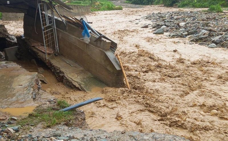 Mưa lũ, lũ lớn tràn về gây sập mái hiên nhà dân ở xã Mường Khoa, huyện Bắc Yên, Sơn La. Ảnh: VGP