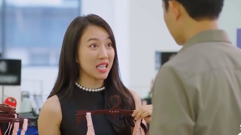 Huynh Hong Loan plays the role of a hated ex-lover. Photo: Cut from video