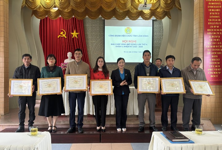 Nhiều tập thể, cá nhân được khen thưởng về công tác tuyên truyền, giáo dục đoàn viên, phong trào thi đua và hoạt động công đoàn. Ảnh: DIỆP QUỲNH