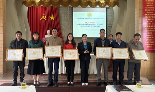 Nhiều tập thể, cá nhân được khen thưởng về công tác tuyên truyền, giáo dục đoàn viên, phong trào thi đua và hoạt động công đoàn. Ảnh: DIỆP QUỲNH