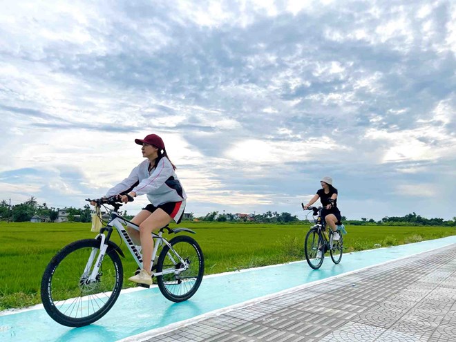 Huế là đô thị đầu tiên ở Việt Nam dành một phần vỉa hè cho xe đạp. Ảnh: Phúc Đạt.