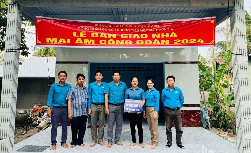 Leaders of the Labor Federation of My Tu district handed over the house to union member Truong Thu Thuy. Photo: My Tu District Labor Confederation