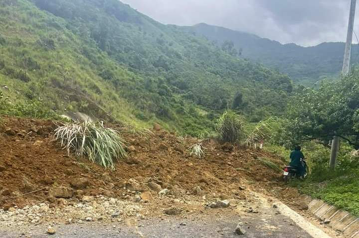 Mưa lũ khiến sạt lở trên tuyến quốc lộ 15C (đoạn qua huyện Mường Lát, Thanh Hóa). Ảnh: Minh Hoàng