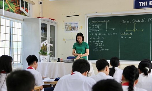 Khi bãi bỏ mức lương cơ sở, 2 bảng lương mới cho giáo viên công lập các cấp sẽ tiếp tục thực hiện theo tinh thần Nghị quyết 27. Ảnh minh họa: Minh Hà.