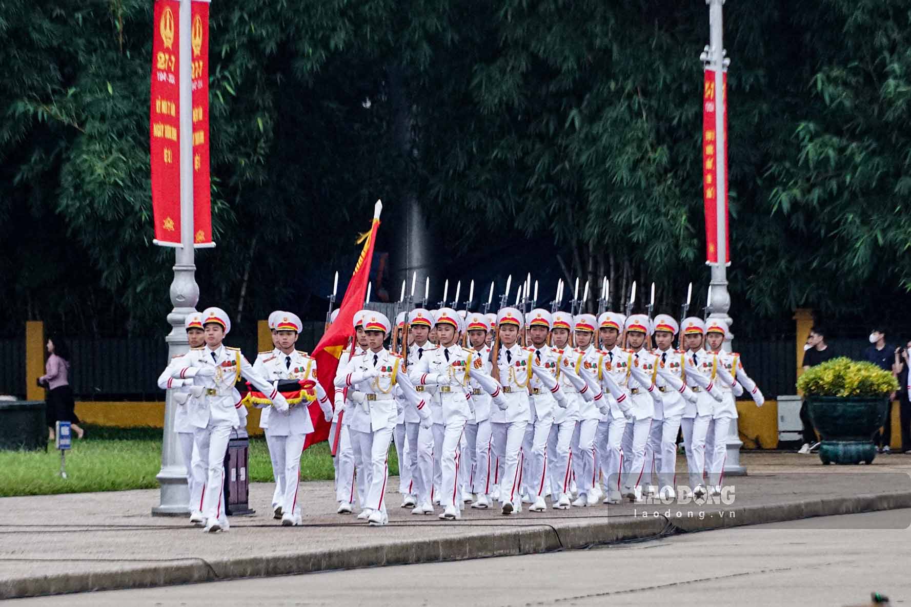 On the morning of July 25 in Hanoi, the ceremonial team at President Ho Chi Minh Mausoleum held a flag-raising ceremony on Ba Dinh Square, starting two days of national mourning for General Secretary Nguyen Phu Trong.