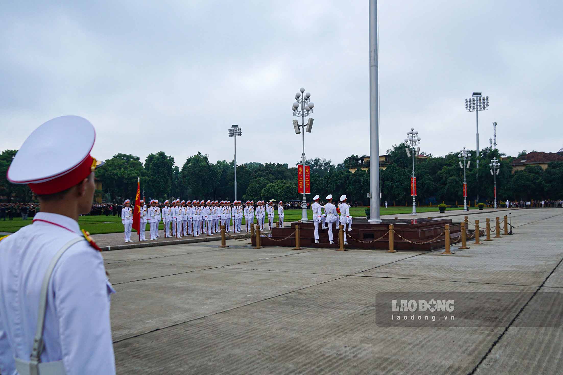 Next, a 34-person shooting team (representing the first 34 soldiers of the Vietnam Liberation Army Propaganda Team) - entered the grounds of Ba Dinh square, heading towards the foot of the flagpole.