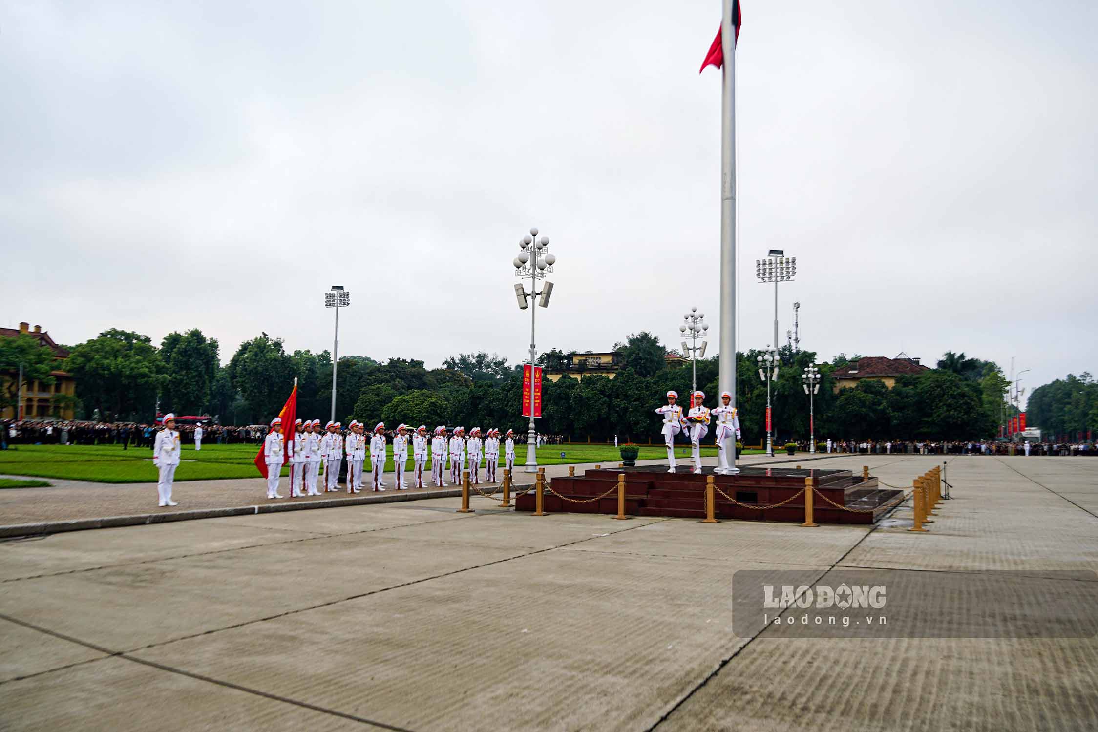 Quốc kỳ được buộc lại bằng băng vải đen để cờ không bay và treo ở độ cao 2/3 chiều cao của cột cờ.