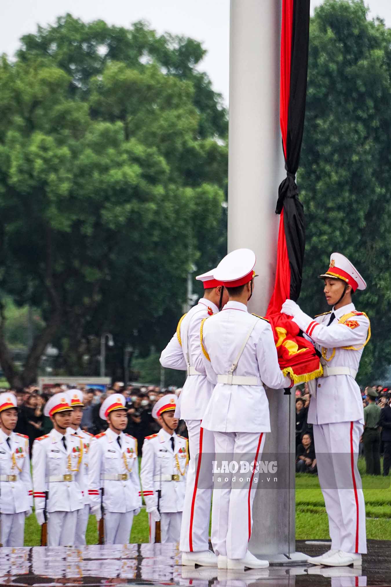 In a solemn and respectful atmosphere, officers and soldiers of the Ho Chi Minh Mausoleum Command performed the ceremony of raising the flag at half-staff to mourn General Secretary Nguyen Phu Trong.