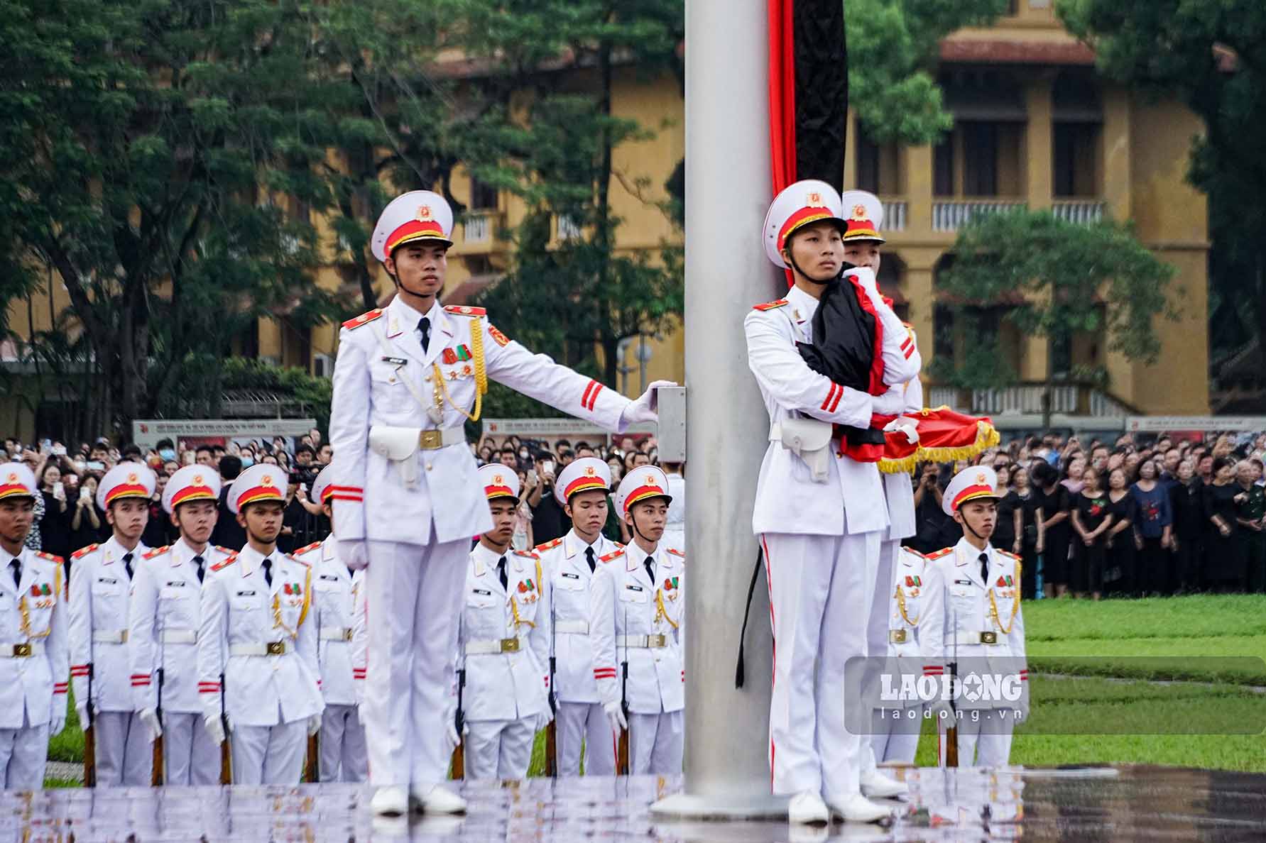 The funeral ribbon hanging ceremony will be performed in parallel with the flag raising ceremony.