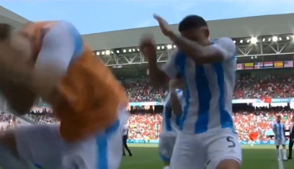 Players from both sides left the field when excited fans flooded the field. Photo cut from video