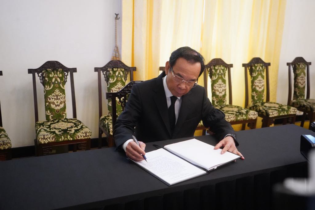 Politburo member, Secretary of Ho Chi Minh City Party Committee Nguyen Van Nen recorded the funeral book at the visitation ceremony. Photo: Mr. Tu