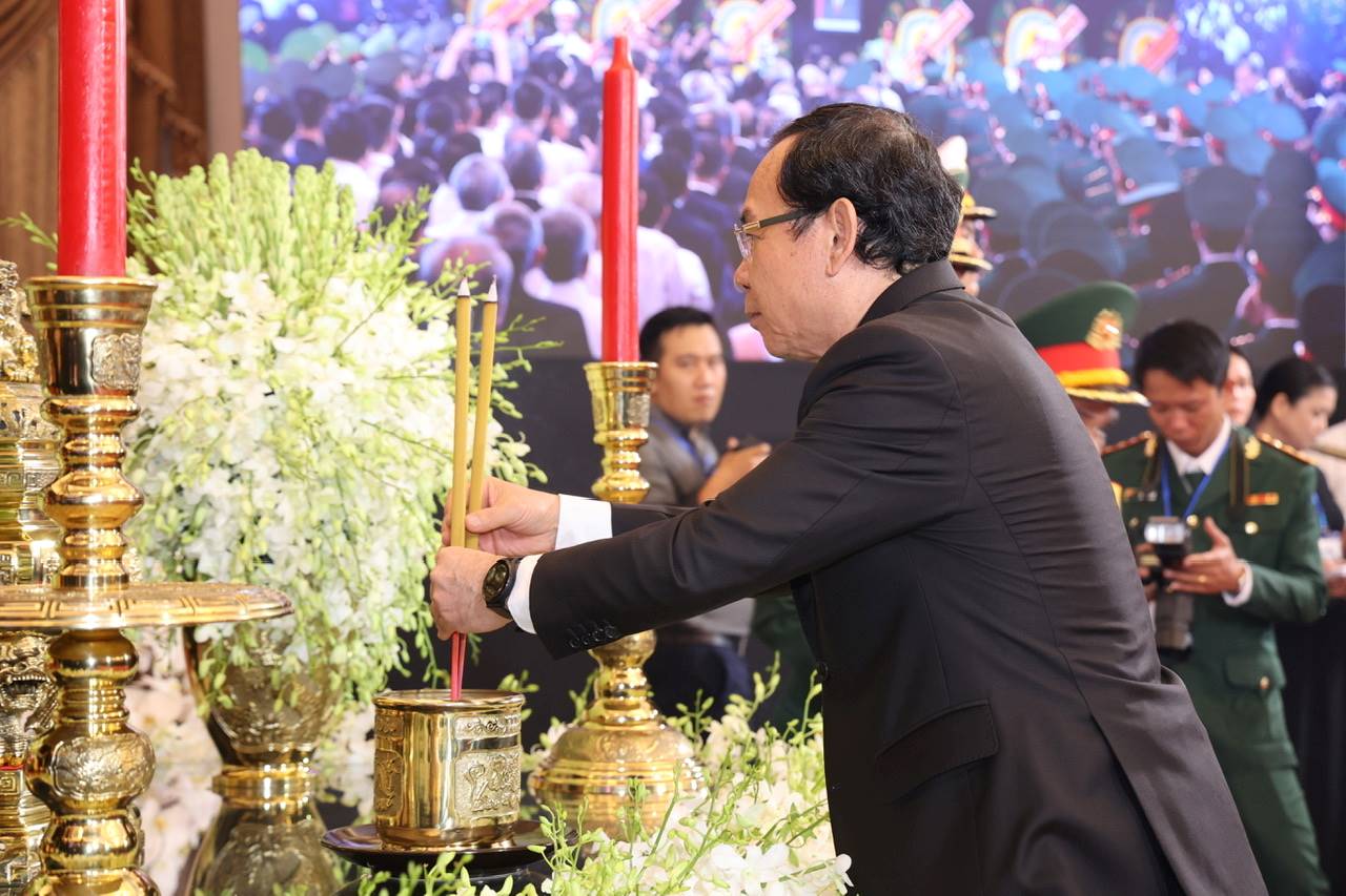 Politburo member and Secretary of the Ho Chi Minh City Party Committee lit incense sticks to commemorate General Secretary Nguyen Phu Trong. Photo: Ho Chi Minh City Press Center