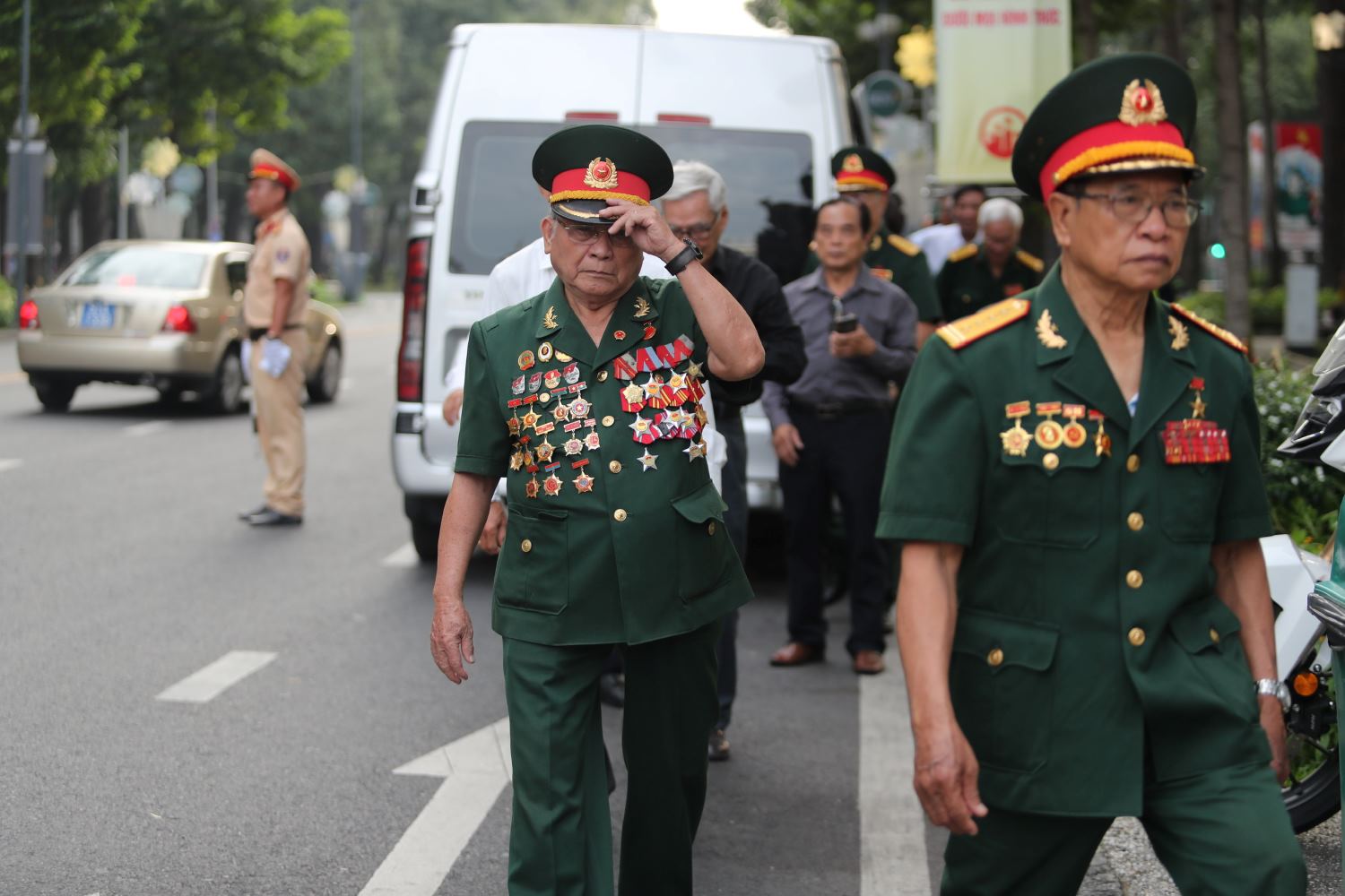 Veterans enter the Reunification Hall to pay their respects to General Secretary Nguyen Phu Trong. Photo: Mr. Tu