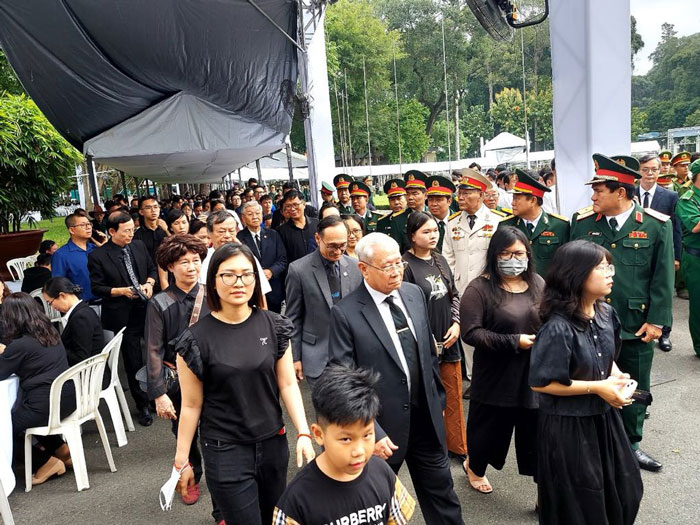 People move inside the Reunification Hall to pay their respects to General Secretary Nguyen Phu Trong. Photo: Minh Quan